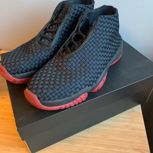 Air Jordan Future - Black/Gym Red-White | 9.5 (43) | Använda 8/10 i kondition (Inga hål, skador, bara utnötta Jordan märket i hälen) | Inköpt 4 februari 2019