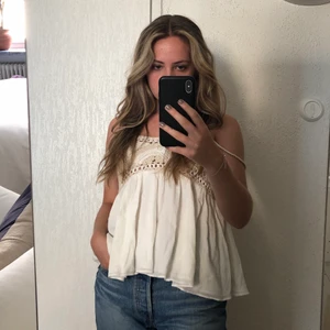 Zara linne - Superfint vitt linne med stickad överdel från zara! Använd ett fåtal gånger bara. Så himla gulligt🌞