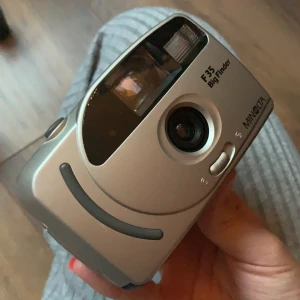 Analog kamera  - Vintage analog kamera i fint skick! Kan skicka fler bilder som är tagna med den privat💕 MINOLTA F35 