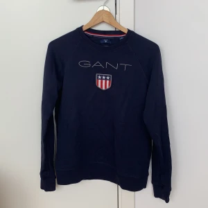Gant hoodie - Superfin gant hoodie från Kidsbrandstore! Knappt använd och i nyskick. Frakt tillkommer. I barnstorlek 170 men skulle uppskatta det som S.