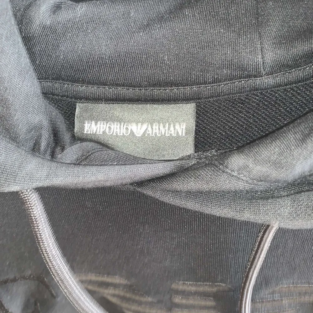 Äkta Armani hoodie storlek S köpt på NK för 2500kr säljes för 950kr skicket på tröjan e bra pris kan diskuteras. Tröjor & Koftor.