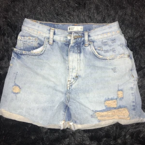 Shorts  - Ett par snygga shorts från Gina Tricot. Säljer för att dom e för små, dom e helt oanvända. Frakt tillkommer. 
