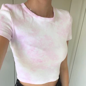 Tie-dye färgad t-shirt - En supersnygg tie-dye färgad t-shirt i croppad modell. Har aldrig använt så den är nyskick. Frakt tillkommer på 22kr