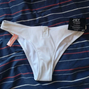 Bikinitrosor Storlek S - Helt nya super snygga bikinitrosor som jag här om dagen fick hem från Nelly.com. Tyvärr passade dom inte mig. Inga fläckar och aldrig använd. Nypris 149kr. Köpes för 50 kr + Frakt