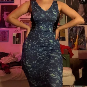 Klänning i vattenmönster - Bodycon stretchig klänningen i storlek 36 och passar mig som bär M. Märket är Y.A.S och den var dyr när jag köpte den. Formar sig otroligt fint på kroppen och jättebekväm. Frakt betalas av köparen eller möts upp i stockholm!