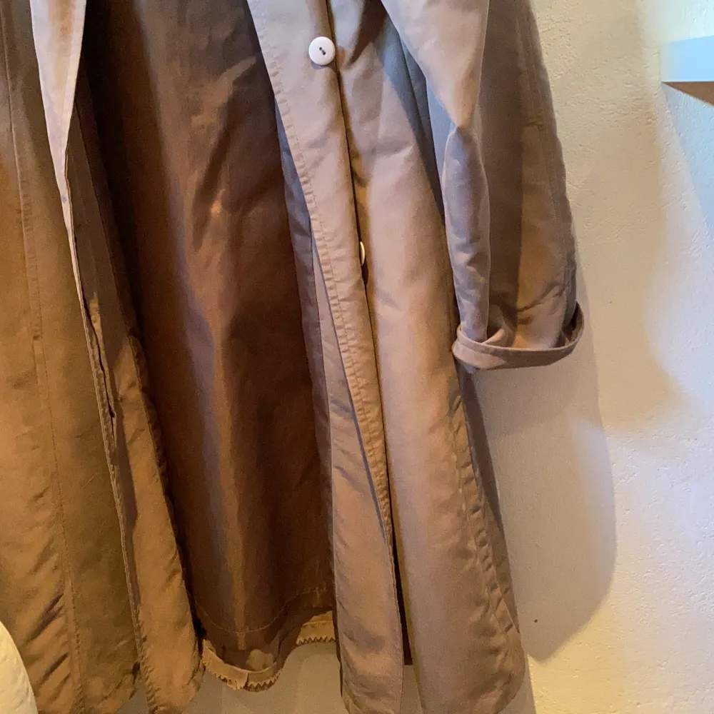 Beige brun kappa som är vintage, vet tyvärr inte märke men nypris ca 1500kr. Takit.