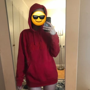 röd hoodie - röd hoodie i stl M, jag har använt den fåtal gånger och har då använt den som en oversized tröja då den är från herravdelningen men man kan såklart ha den hur man vill. Frakt tillkommer!