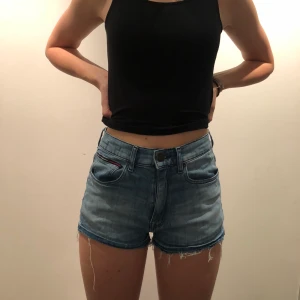 Jeansshorts- Tommy Hilfigher  - Snygga knappt använda jeansshorts från Tommy Hilfigher, storlek 25. Säljer för 300kr
