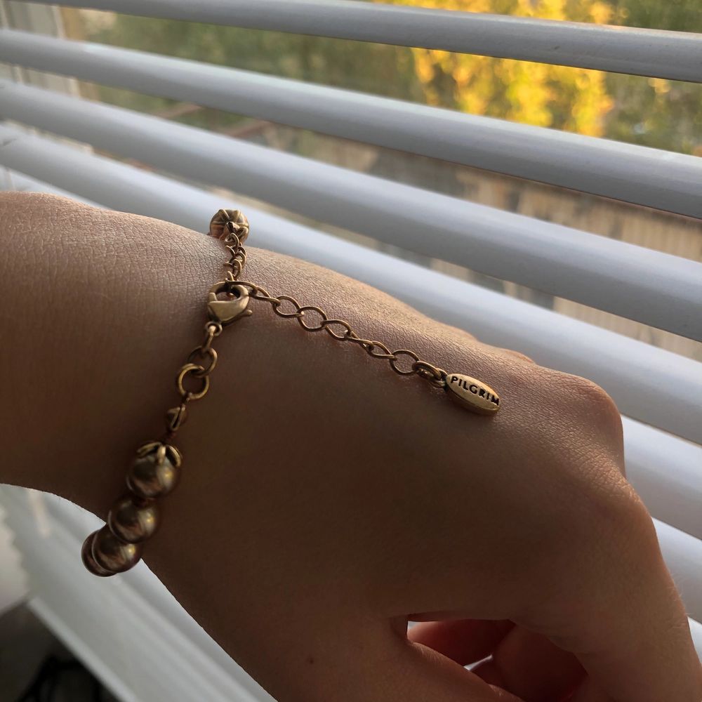 Ett sĂ„ himla gulligt armband med guldiga pĂ€rlor pÄ⚠kedjan Ă€r fast pĂ„ pĂ€rlorna genom en typ av tjĂ€rna, vilket ger en sĂ„ fin detalj! Passar sĂ„ bra till sommaren med alla varma fĂ€rgerđ„°đ priset Ă€r inklusive frakten! Pm om frĂ„gor eller bilderđ. Accessoarer.