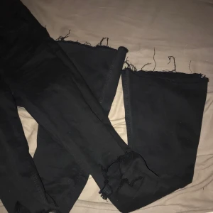 Bootcut jeans med hål - Bootcut jeans från Gina tricot! Dom sitter skitbra och är jättesköna,stretchiga osv. Dock är dom inte min stil längre så får ingen användning för dem 💘 xs men är stretchiga så passar s också, frakt på 60 kr💓