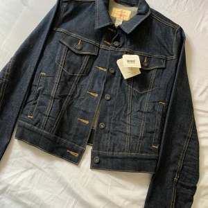Jeans jacka Levis - Mörk jeans jacka Från Levis med lappar kvar i storlek M men är liten i storleken. Den är stretchig! Hola at me om du vill ha fler bilder.🙋🏼‍♀️ Köparen står för frakten.🌟