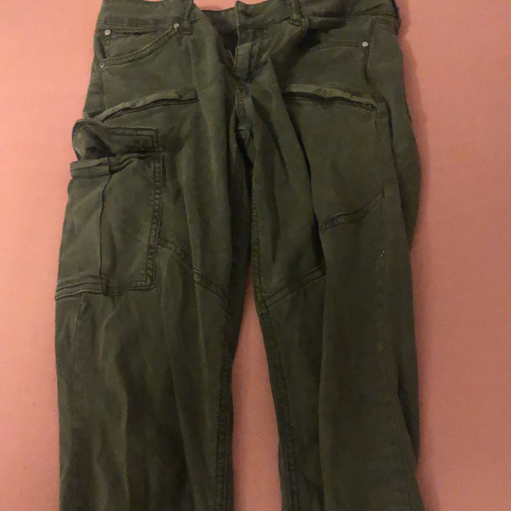 Gröna jeans med fickor från Gina tricot i storleken 38. Jeans & Byxor.