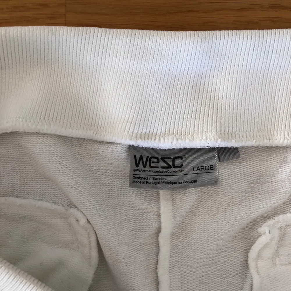 Shorts från Wezc stl L, vita med randig resår vid ben. . Shorts.