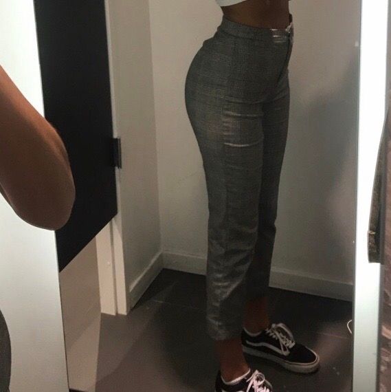 Kostymbyxor från brandy Melville. Högmidjade och slutar vid halvvägs längst mina vader, jag är 180cm. Inga fläckar eller hål! Köparen står för frakt. Skriv gärna om du har några frågor eller vill ha fler bilder! Pris kan diskuteras. 😝. Jeans & Byxor.