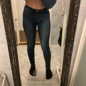 Jeggings - Jeggings mörkblåa storlek 32 men passar S eftersom de är så stretchiga. Jätte sköna och låg midjade men passar inte folk över 160