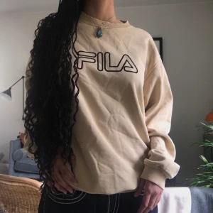 Fila tröja - En mysig oversized Fila tröja i beige färg! Skriv gärna om du har fler frågor eller vill ha fler bilder. Köparen står för frakt. 😝🥳