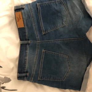 Shorts - Jeans shorts, fast i ett otroligt mjukt material. Känns inte som jeans. Utan mer  jeggins. Iaf otroligt mjuka och så sköna att ha på sig. Högmidjade i storlek M. Från BikBok. Använda 1 gång 