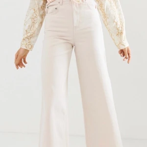 Vida jeans - vita jeans från asos i storlek W24 L36. Nyskick! Skriv för mer bilder. ( Ganska korta i modellen )