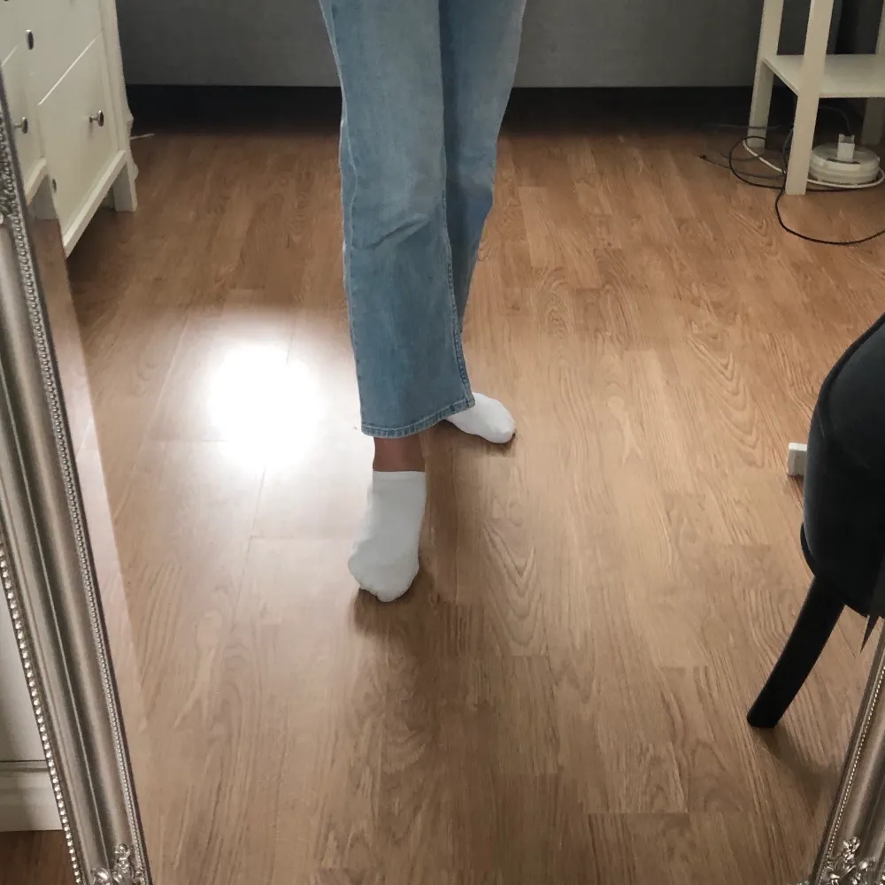 Säljer mina superfina blåa jeans från Carin Wester då dem blivit för korta för mig. Dem är lite utsvängda nedtill. Köpare står för frakt💖 . Jeans & Byxor.