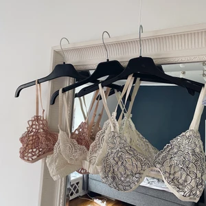 Fina bralettes - Så fina bralettes från Ella.M. 🦋 Alla är oanvända. Säljer för de tyvärr är för små för mig. Den rosa och svarta är M och den helvita S. Den rosa och svarta passar även S, den vita också XS. 150 kr styck, frakt INGÅR i priset. Pris kan diskuteras!!