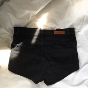 Svarta jeansshorts - Från zara! Sitter som en smäck och är extremt sköna. Frakt tillkommer