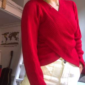 Så fin röd omlott tröja, använd fåtal gånger, mycket bra skick, frakt 43kr❤️♥️❤️♥️❤️♥️❤️