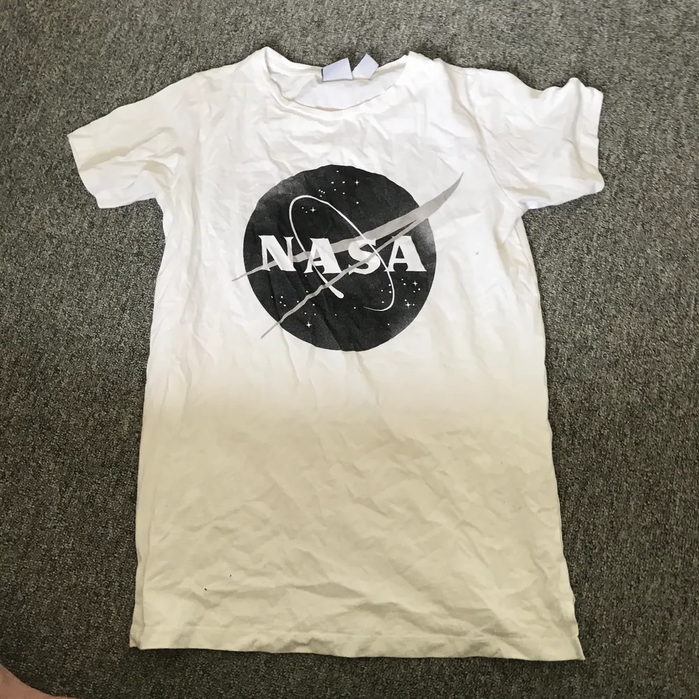 Nasa tshirt med tryck fram & bak👽 Storlek S, aldrig använd . T-shirts.