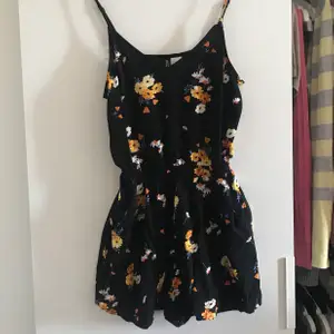 Helt oanvänd playsuit så den är i nyskick. Playsuiten har resår vid midjan vilket ger fina former och axelbanden är reglerbara😊