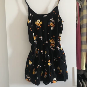 Playsuit - Helt oanvänd playsuit så den är i nyskick. Playsuiten har resår vid midjan vilket ger fina former och axelbanden är reglerbara😊