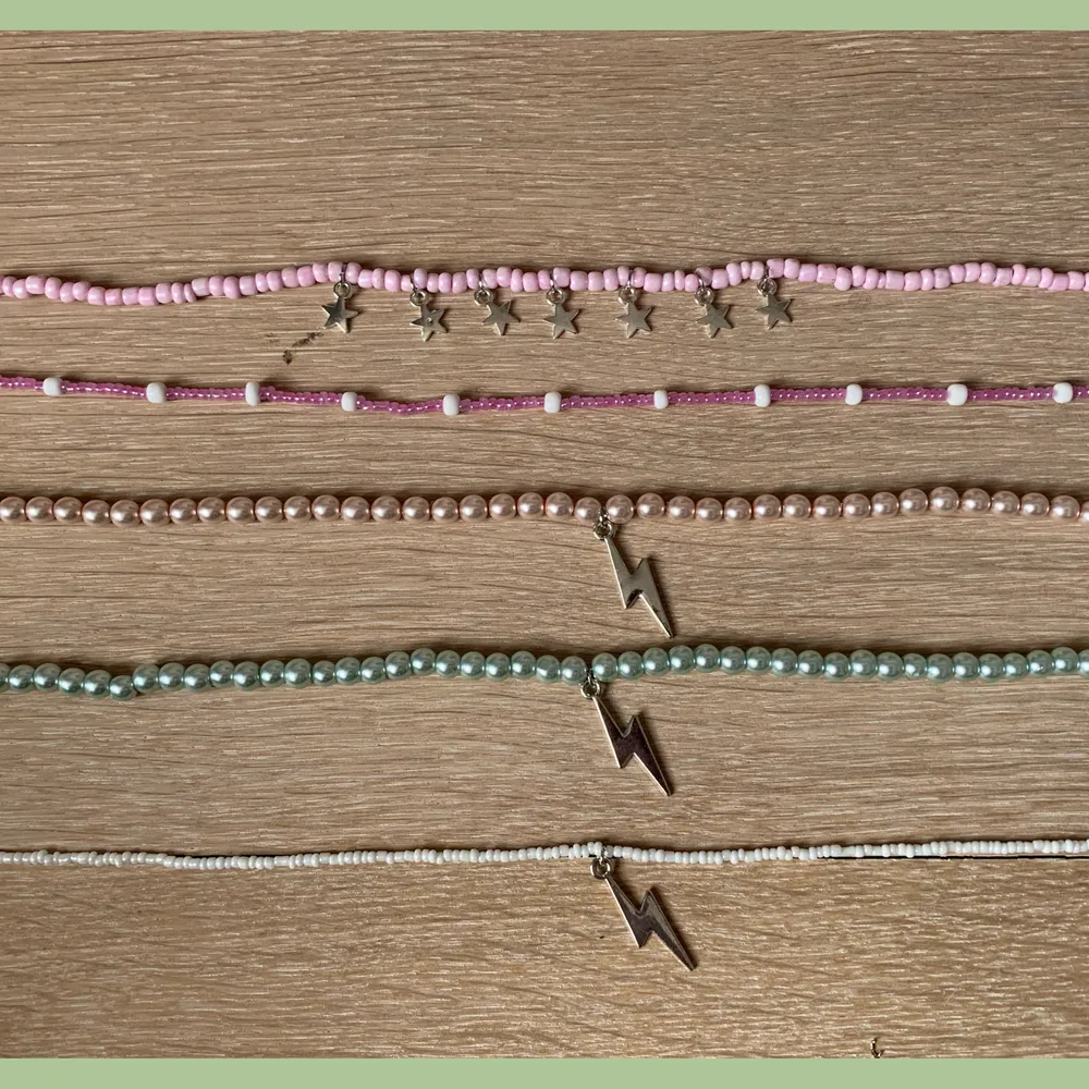 Flera pärlhalsband i olika färger. Kontakta mig för att få veta pris för ett specifikt halsband. Övrigt.