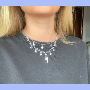 Kedjehalsband - 2 tjocka kedje halsband som kostar 115kr st och ett smalare och kortare halsband som kostar 80kr.