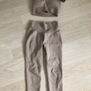 Aimn träningsklädee - Topp och leggins i storlek XS. Aldrig använda (bara provade). Beställde i fel storlek. Ink frakt