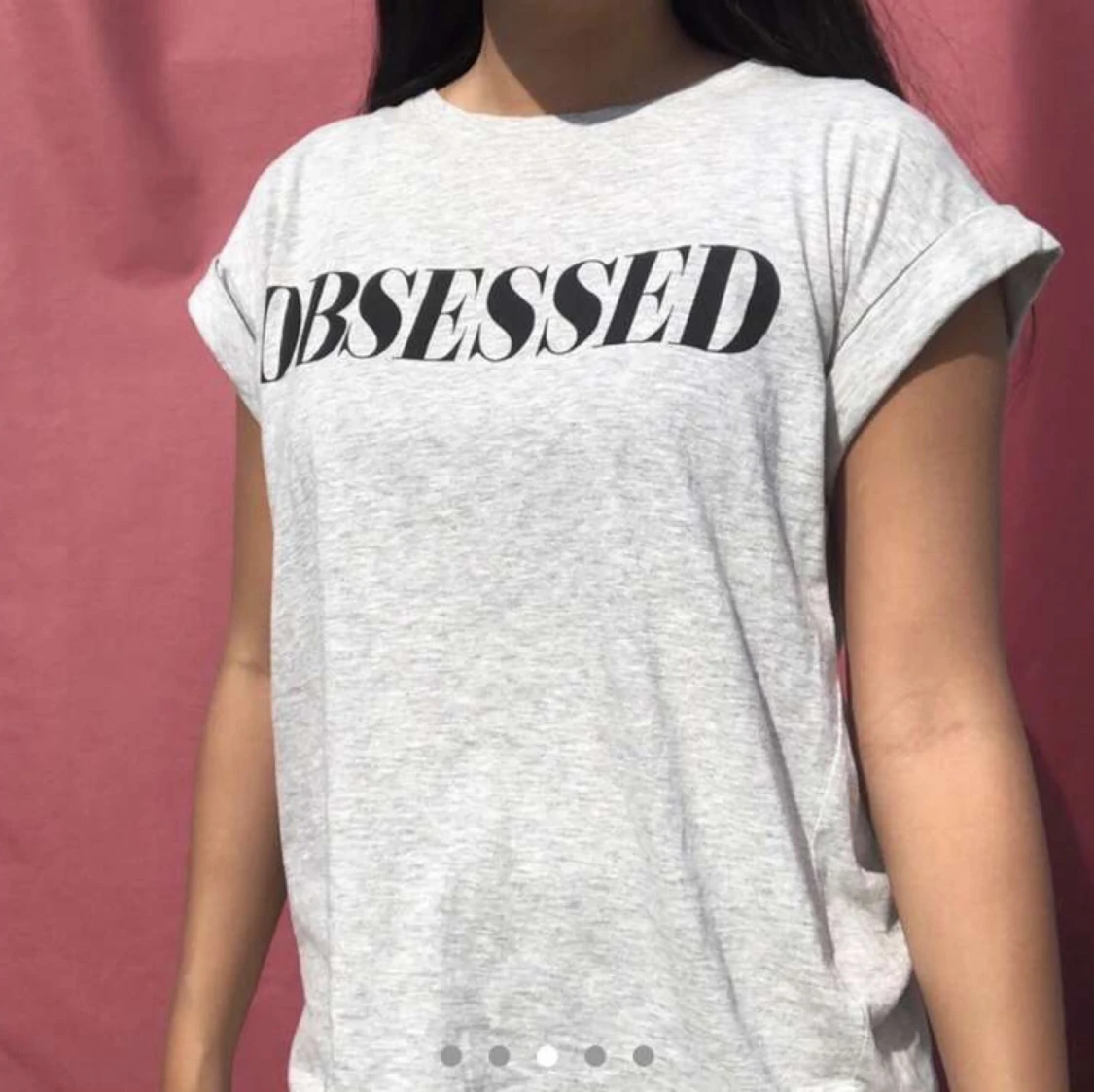 Grå T-shirt med ”obsessed” - 90