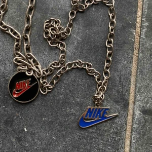  - jätte fina halsband. Budgivning, den blåa ligger på 200kr och den rödsvarta på 200kr ( frakten är inkluderad ) budgivning avslutas 23 på eftermiddagen AVSLUTAD