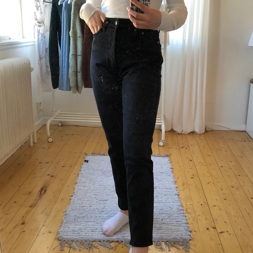 Svarta jeans från hm. Använda men i bra skick! ❤️. Jeans & Byxor.