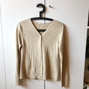 beige kofta - beige kofta i mysigt material, vet ej exakt storlek men passar S/M ungefär. fint skick och aldrig använd av mig men fick den begagnad så vet inte hur använd den är av tidigare ägare. 