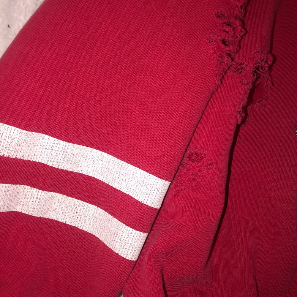 Hej säljer denna tröja då den inte kommer till nån användning längre, den har lite slitningar köpt från Gina tricot. Frakt ingår i priset . Tröjor & Koftor.