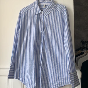Randig skjorta Stl 38 - Jättefin skjorta från Nelly i stl 38 som du kan styla lite hur du vill, använd 1 gång då det inte riktigt var min stil. Köparen står för frakten!