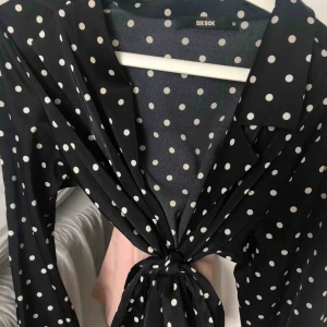  - Prickig omlottblus från bikbok med band att knyta i midjan.  180 kr inkl frakt  📦 