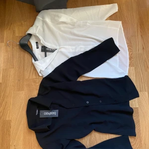 Blusar  - En svart och en vit blus/skjorta som kan användas till vad som helst, kjol, jeans mm! Frakt 68kr, eller mötas upp🌸 