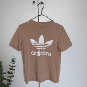 Adidas T-shirt Stl S - En jättefin rosaaktig adidas T-shirt från jeansbolaget som inte kommit till användning mer än 1 gång. Köparen står för frakten☺️
