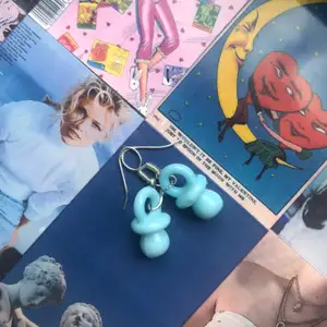 Örhängen i fin ljusblå färg, perfekta till sommaren och tynger inte ner öronen! (Köpta på Instagram)<3 Frakt tillkommer