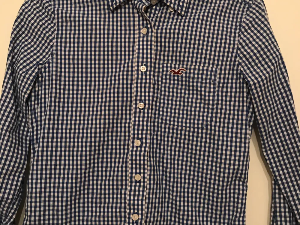 Sparsam använd hollistwr skjorta i storlek xs. Skjortor.