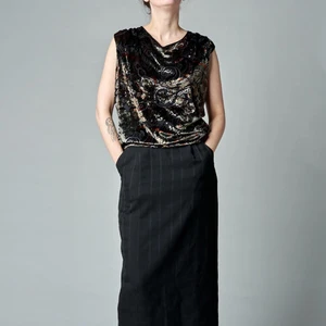 Burnt out velvet - En sammetstopp med vacker glans i jordiga färger. Draperat överstycke och rynk vid axlar. Snyggt oversize. Mäter 49 cm mitt fram. 