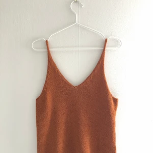 Stickat linne från H&M - Stickat linne i tegelfärg, plagget har använts max 2 gånger och passar bra att ha över andra plagg som t.ex, en vit skjorta. 