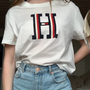 Tommy Hilfiger T-shirt  - T-shirt från Tommy Hilfiger i storlek S. Nyskick. Pris-170kr