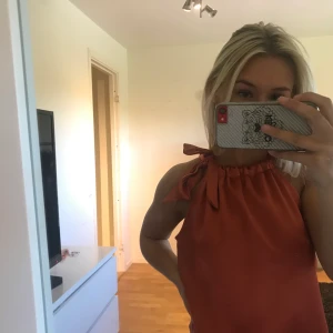 Från shk PARIS i storlek S - En sjukt snygg blus/topp som är i en underbar färg samt använd endast en gång! Färger är korall och perfekt nu till sommaren.