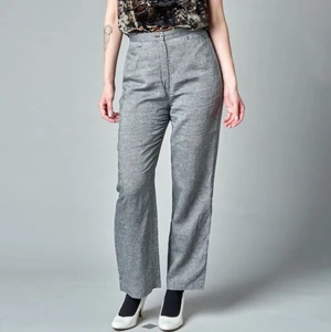 KENZO Jungle - Linnebyxor i grå/silver med hög midja och raka ben. Innerbenslängd 70 cm. Klarar 30C. Lika snygga en sommardag som vinterkväll (med strumpbyxor under). 