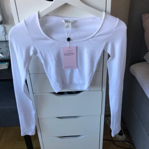 Topp från monki  - Superfin topp från monki, helt ny med prislapp kvar! Fick hem den men i fel storlek... slut i dem flesta storlekarna!! Köparen står för frakten 🥰🥰