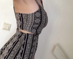  - ALDRIG ANVÄND långklänning med härligt mönster och fin skärning i rygg och midja! tillochmed prislappen hänger kvar. strl 36-38 skulle jag säga, då min rumpa får plats men lite för stor i midjan för mig och så har jag för stor byst för den! 